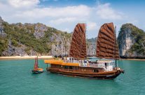 Découvrir la Baie d’Halong en jonque traditionnelle de manière privative